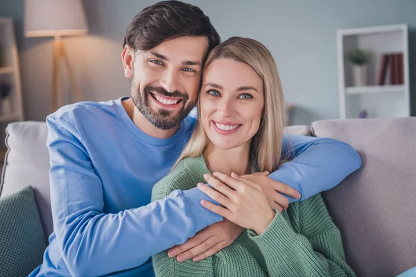 Foto de pareja alegre positiva hombre abrazar a su novia dama disfrutar de la habitación de apartamento tiempo libre fecha relajarse — Foto de Stock