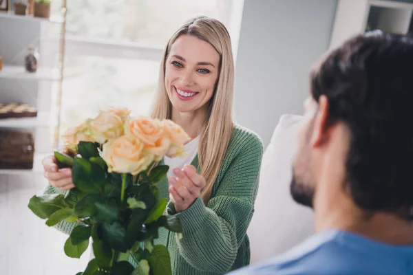 Фото изумительной очаровательной привлекательной леди получает розы от супруга на 14 февраля празднование в многоквартирном доме — стоковое фото