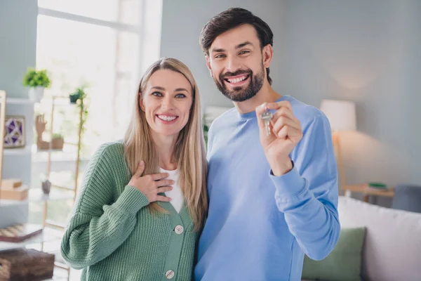 Retrato de dos atractivas personas exitosas y alegres parejas que sostienen el lugar de cambio de clave en el hogar en interiores — Foto de Stock