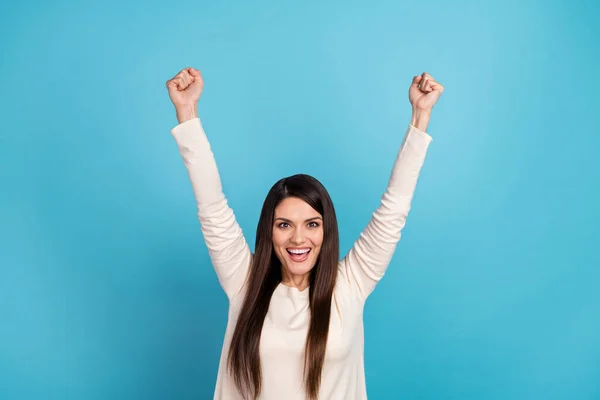 Foto de mujer bonita joven regocijarse puños suerte manos hurra triunfo aislado sobre fondo de color azul — Foto de Stock