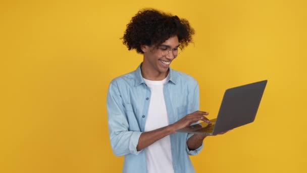 Expert guy gebruik netbook vergadering seminar geïsoleerde heldere kleur achtergrond — Stockvideo