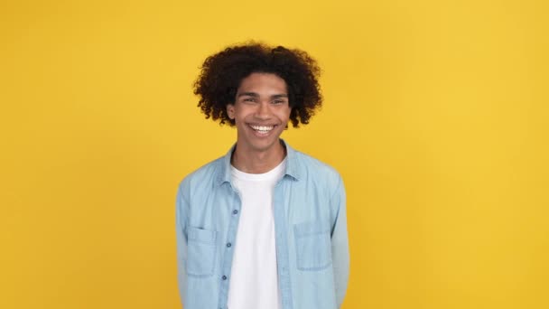 Felice ragazzo teletrasportando sorridente in camera isolato brillare colore sfondo — Video Stock