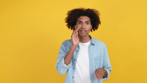 Guy opmerken vriend schreeuwen hey begroeten geïsoleerde levendige kleur achtergrond — Stockvideo