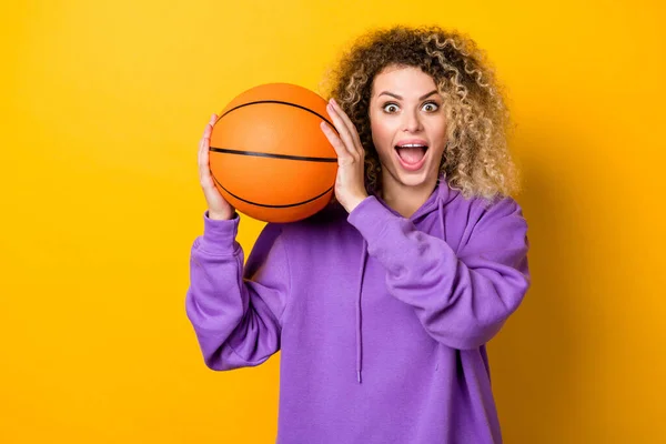 Foto de jovem garota animada se divertir sporty jogar basquete treino isolado sobre cor amarela fundo — Fotografia de Stock