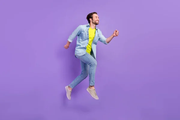 Full size profile side man running fast speed jumping carefree weekend day isolated on purple color background — Stock Photo, Image