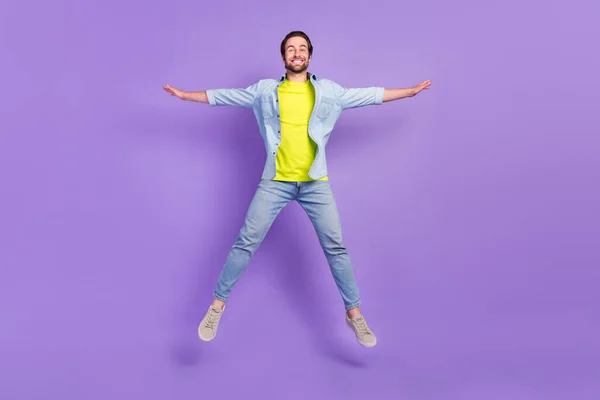 Pełny rozmiar zdjęcie funky uśmiechnięty człowiek skoków beztroski wolność uczucie izolowane na fioletowym tle koloru — Zdjęcie stockowe
