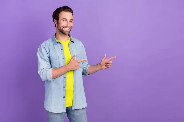 Фото веселого гарного настрою чоловік вказує палець копія просування поради ізольовані на фіолетовому кольоровому фоні — стокове фото