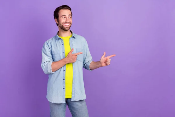 Zdjęcie uśmiechniętego śmiejącego się faceta wygląd copyspace reklamować promocję produktu izolowane na fioletowym tle koloru — Zdjęcie stockowe