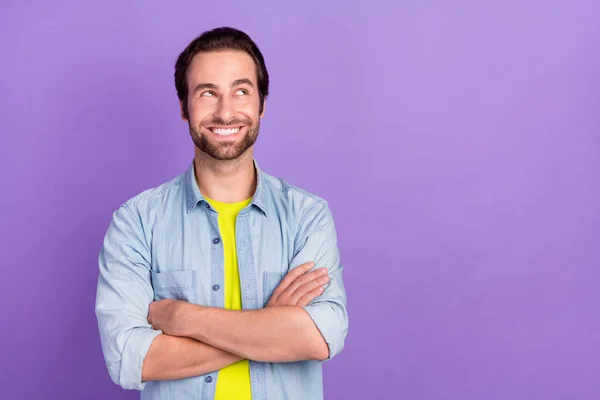 Fotografie atraktivní podnikatel usmívající se vzhled copyspace složené ruce snění izolované na fialové barvy pozadí — Stock fotografie