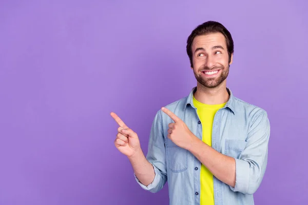 Фото улыбающийся мечтательный мужчина ищет копирайт рекламу продукт предложение изолированы на фиолетовом фоне цвета — стоковое фото