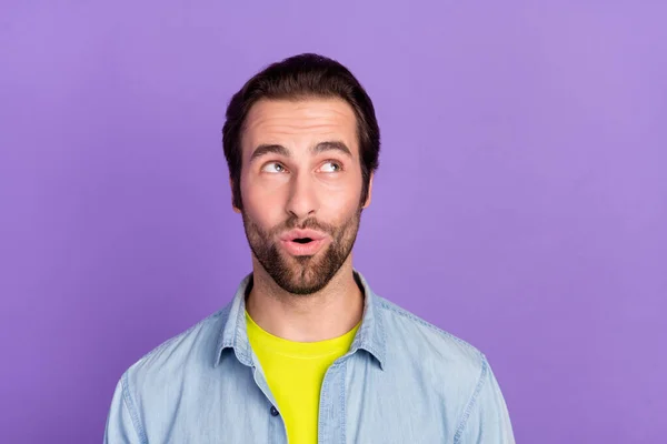 Retrato de joven chico sonriente asombrado mirando copyspace ver anuncio aislado sobre fondo de color violeta — Foto de Stock