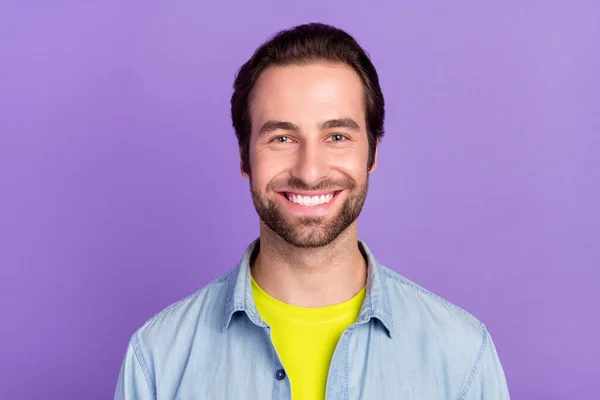 Foto de un joven guapo sonriente mostrando dientes blancos perfectos estomatología aislada sobre fondo de color púrpura — Foto de Stock
