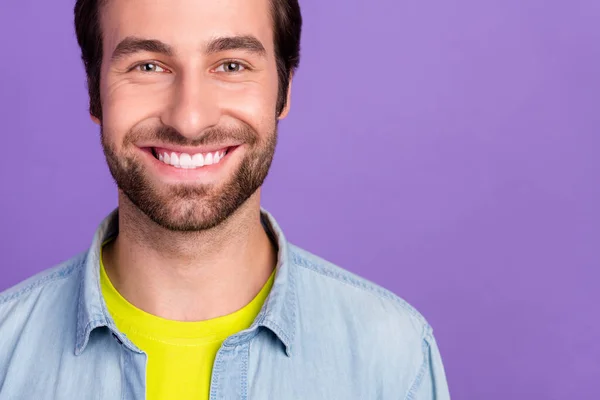 Foto de primer plano del hombre guapo alegre sonriendo usando camisa de mezclilla radiante sonrisa aislada sobre fondo de color púrpura —  Fotos de Stock