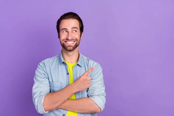 Foto av drömmande leende student kille tittar copyspace annonsera produkt isolerad på lila färg bakgrund — Stockfoto