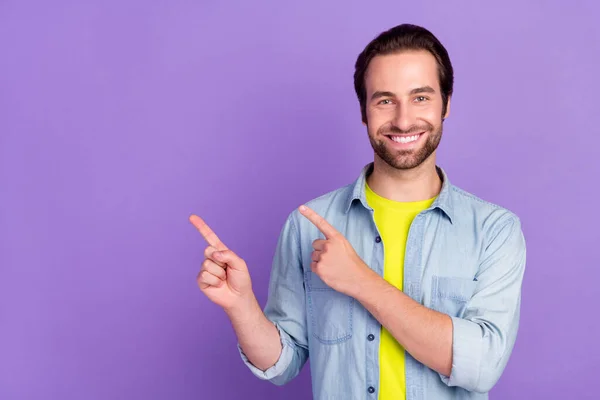 Портрет молодого красивого мужского рекламного продукта большая скидка на продажу изолированы на фиолетовом фоне цвета — стоковое фото