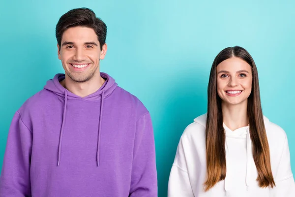 Foto de divertido encantador joven hombre vestido sudaderas sonriendo aislado color turquesa fondo —  Fotos de Stock