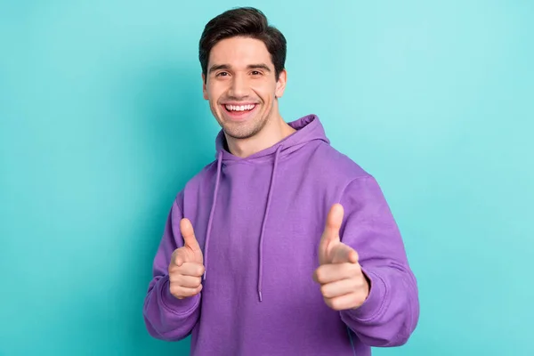 Foto di cool sorridente funky maschio dita che si flirtare indossare felpa viola con cappuccio isolato su sfondo di colore blu — Foto Stock