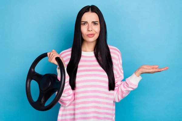 Foto der jungen Frau Zweifel halten Auto Lenkrad Promotion Vorschlag isoliert über blaue Farbe Hintergrund — Stockfoto