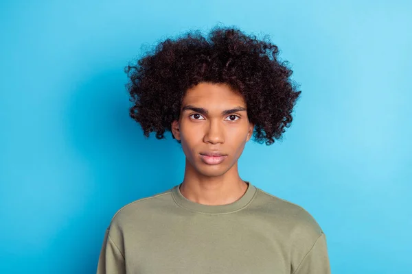 Foto de chico joven tranquilo desgaste ropa casual inteligente peinado persona aislado sobre fondo de color azul — Foto de Stock