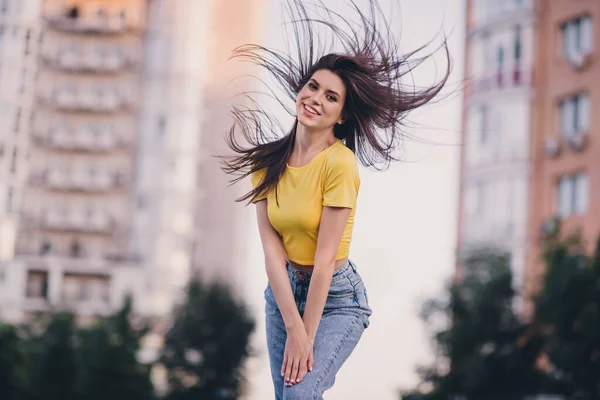 Muotokuva viehättävä iloinen tyttö lentävät hiukset on hyvällä tuulella hammas hymy näyttää kamera viettää harrastus ulkopuolella — kuvapankkivalokuva