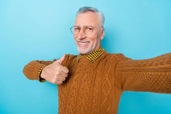 Φωτογραφία του συνταξιούχου παππού κάνει γυρίσματα selfie αντίχειρα μέχρι μεγάλη διαφήμιση προτείνει απομονωμένο φόντο μπλε χρώμα — Φωτογραφία Αρχείου