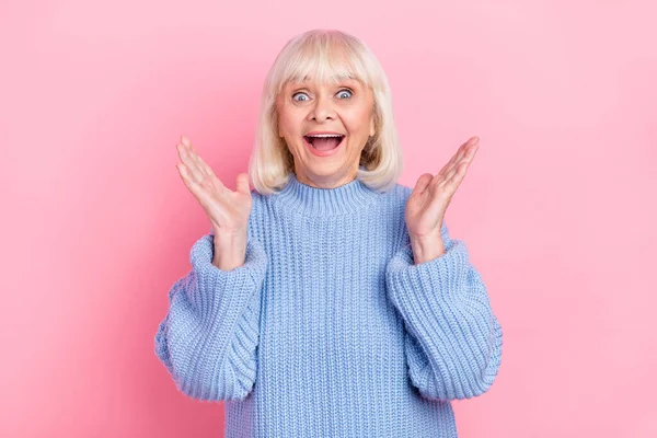 Portrét atraktivní veselý šťastný šedovlasá žena aplauding baví izolované přes růžové pastelové barvy pozadí — Stock fotografie