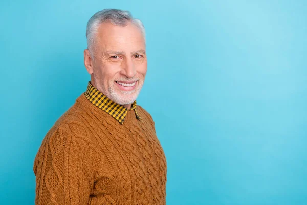 Foto av attraktiv rolig pensionerad man bära brun tröja ler isolerad blå färg bakgrund — Stockfoto