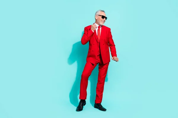 Foto de hombre positivo pensionista vestido rojo tres piezas esmoquin gafas oscuras bailando aislado color verde azulado fondo —  Fotos de Stock