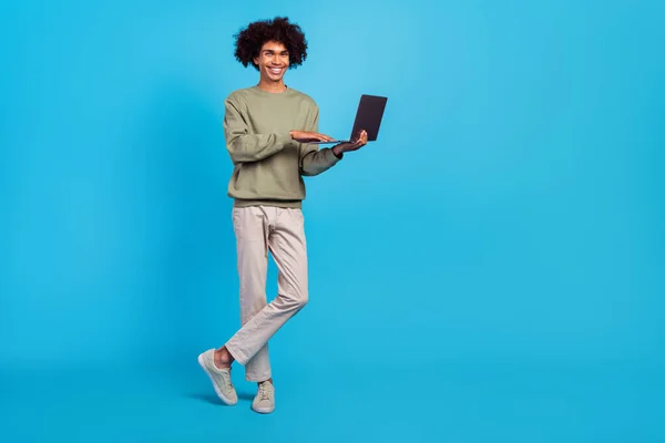 Full size fotografie mladého muže stojící použít laptop agent izolované přes modré barvy pozadí — Stock fotografie