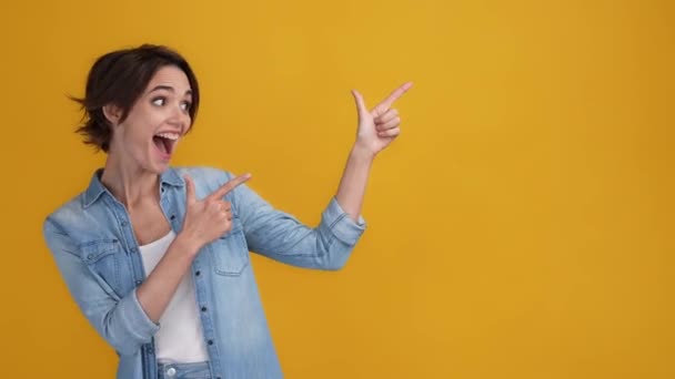 Lady jelzi üres hely jóváhagyja hirdetések elszigetelt ragyogás színes háttér — Stock videók