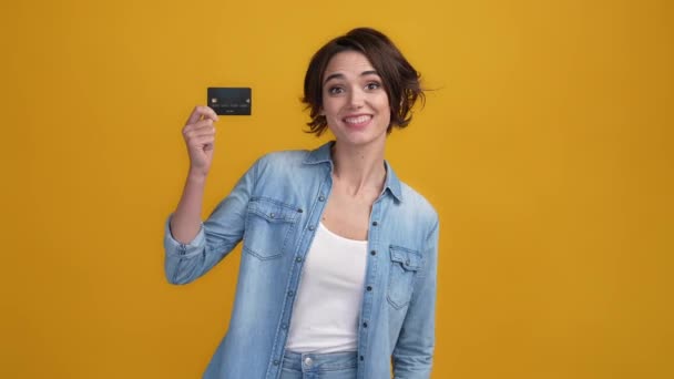 Lady point carte de crédit taux de service d'épargne isolé couleur vive fond — Video