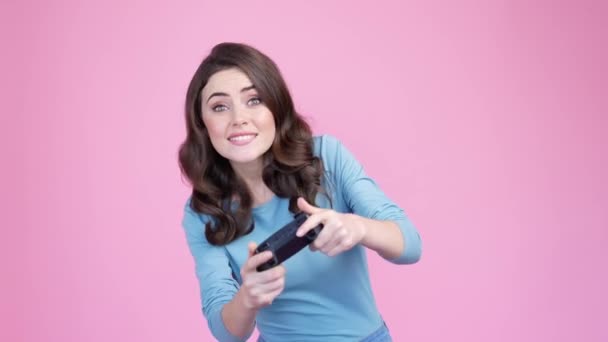 Bağımlı bayan oyun oynayarak zafer kazandı izole edilmiş pastel arka plan — Stok video