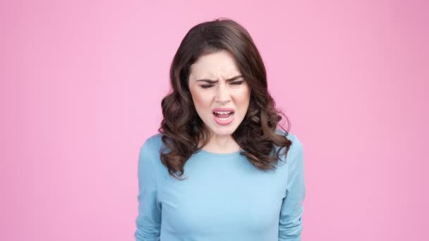 Frustrado senhora grito quebrar namorado isolado cor pastel fundo — Vídeo de Stock