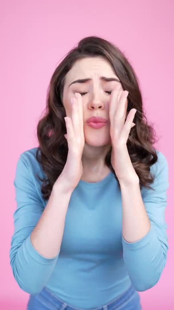 Alegre bonito senhora grito pechincha novidade isolado pastel cor fundo — Vídeo de Stock