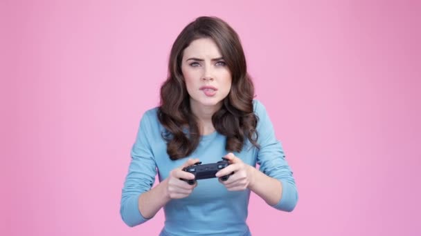 Lady play station kehilangan merasa marah terisolasi latar belakang warna pastel — Stok Video