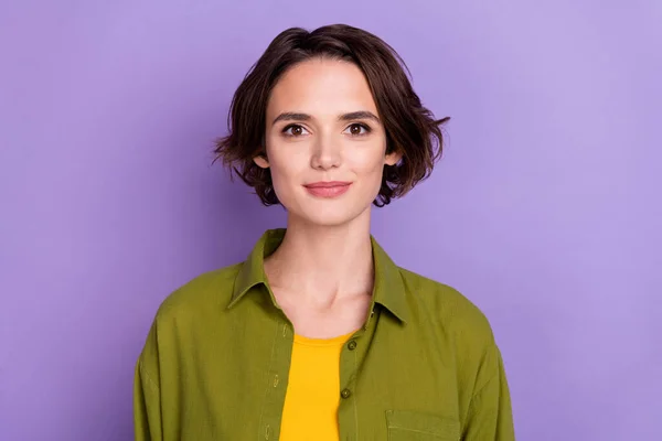 Kuva nuori kaunis nainen hyvällä tuulella älykäs johtaja taloustieteilijä asiantuntija eristetty violetti väri tausta — kuvapankkivalokuva