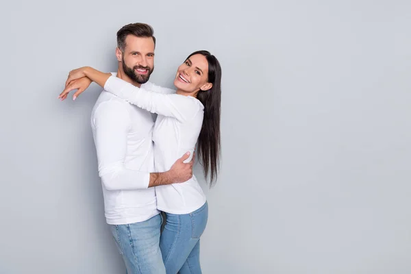 Retrato de atractiva pareja alegre adorable cuidado abrazo copia lugar espacio anuncio aislado sobre gris pastel color fondo —  Fotos de Stock