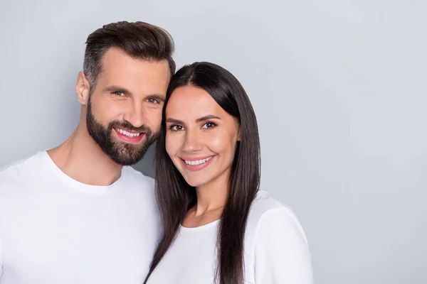 Fénykép a szép fiatal pár ölelés viselni fehér ing elszigetelt szürke színű háttér — Stock Fotó