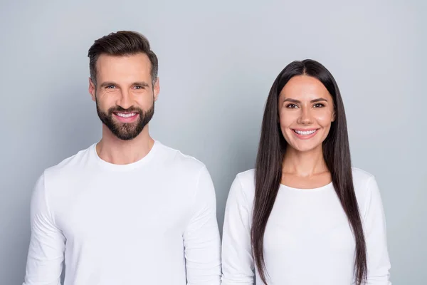 Porträt von attraktiven fröhlichen Paar trägt weißen Pullover isoliert über grauen Pastellfarbe Hintergrund — Stockfoto