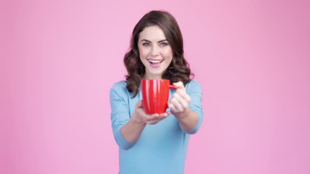 Señora disfrutar del cacao cappuccino consejo elección aislado pastel color fondo — Vídeos de Stock