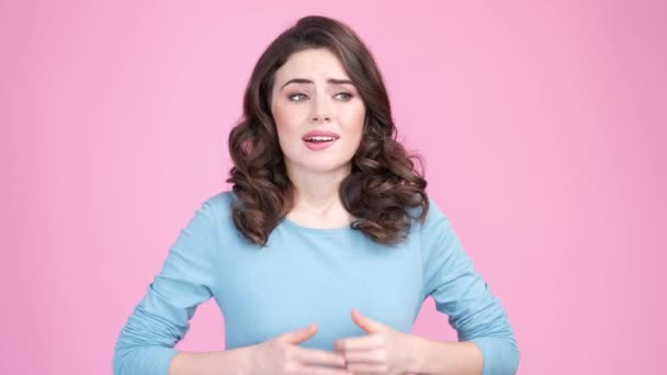 Csinos hölgy úgy érzi, rettegett hiba, hogy elszigetelt pasztell szín háttér — Stock videók