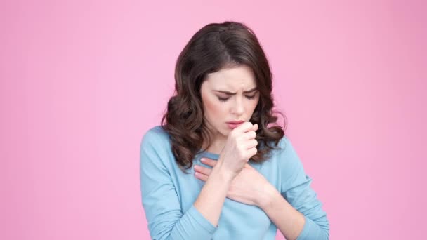 Η κυρία αισθάνεται ανθυγιεινή πνευμονία πανδημία απομονωμένη παστέλ χρώμα φόντο — Αρχείο Βίντεο