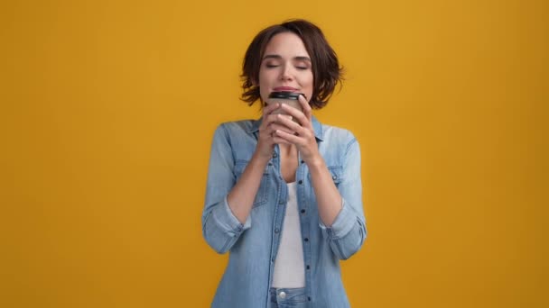 Señora disfrutar de sacar cappuccino aprobar tasa aislado vibrante color fondo — Vídeos de Stock