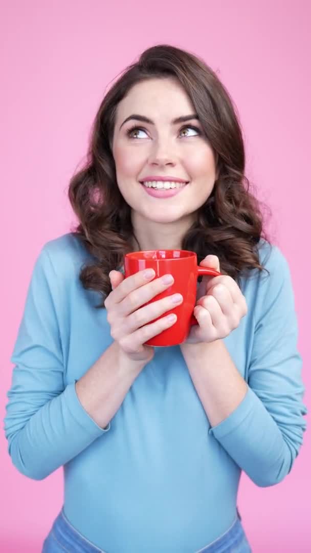 Linda dama dulce disfrutar de café con leche cacao aislado pastel color fondo — Vídeos de Stock