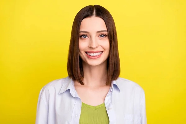 Fénykép aranyos barna Y-generációs hölgy mosolygós kopás kék ing elszigetelt sárga színű háttér — Stock Fotó