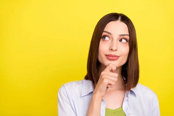 Fotografie krásné brunetky Millennial dáma vypadat prázdný prostor nosit modré tričko izolované na žlutém pozadí — Stock fotografie