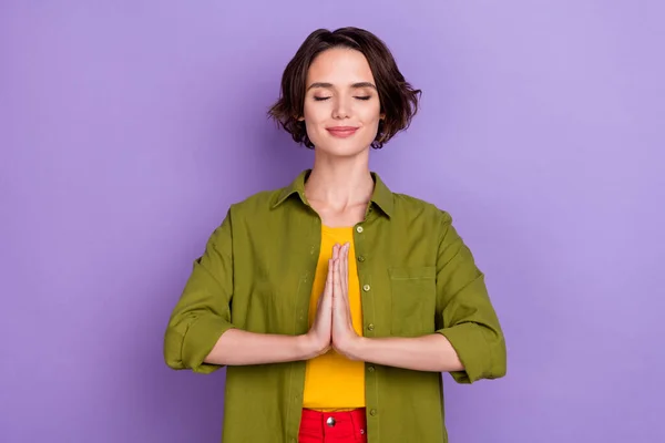 Foto de jovem bonita senhora sonho pedir implorando cristianismo meditar isolado sobre fundo cor violeta — Fotografia de Stock