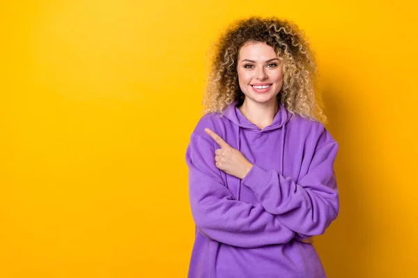 Foto de mulher jovem indicar dedo vazio anúncios promotor espaço selecionar direto isolado sobre fundo de cor amarela — Fotografia de Stock