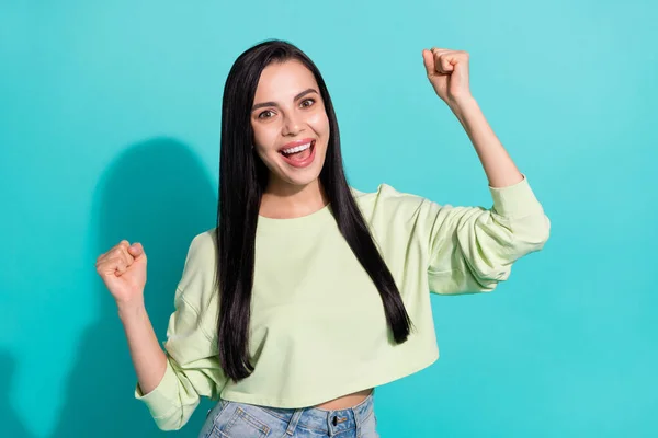 Foto di signora estatica celebrare fortuna pubblicità alzare i pugni isolati su sfondo di colore ciano — Foto Stock