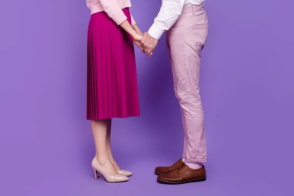 Foto de perfil cortado de duas pessoas pernas segurar braços data romântica isolada no fundo cor roxa — Fotografia de Stock